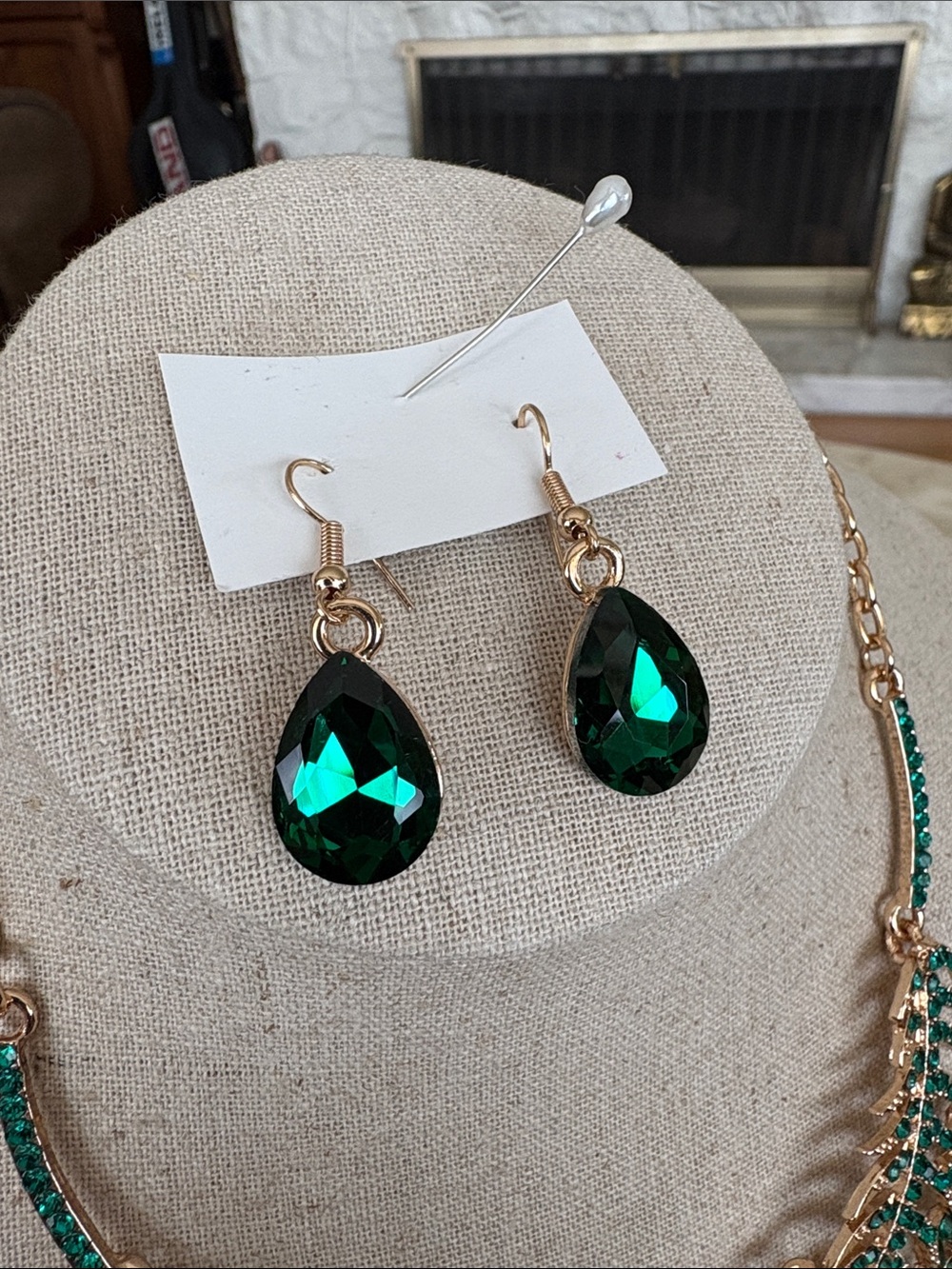NWOT Bollywood Emerald Green Gold Tone Statement Necklace & Earrings Set - Picture 5 of 12
